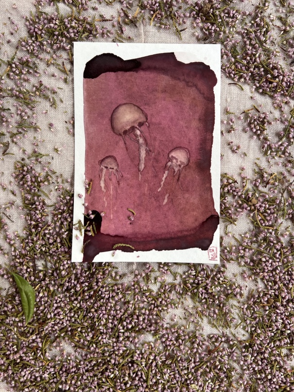 Illustration de méduses sur un fond rougeâtre avec des textures organiques. — aquarelle au vin rouge — Art DiVino, La Londe-les-Maures