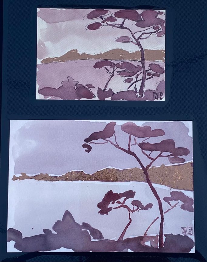 Paysages aquarellés au vin rouge et feuille d'or, présentant des arbres et l'ile de Porquerolles .