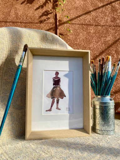 Illustration d'une femme en robe, entourée de pinceaux et d'un décor naturel.