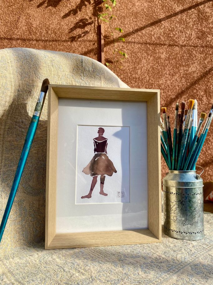 Illustration d'une femme en robe, entourée de pinceaux et d'un décor naturel.