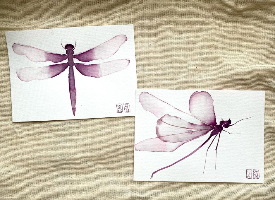 Deux aquarelles au vin de libellules avec des teintes violet pâle sur un fond blanc.