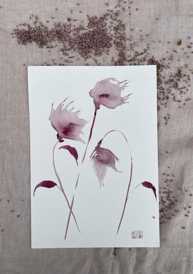 Fleurs aquarelle  au vin rose sur fond clair, avec des touches de couleur sombre.