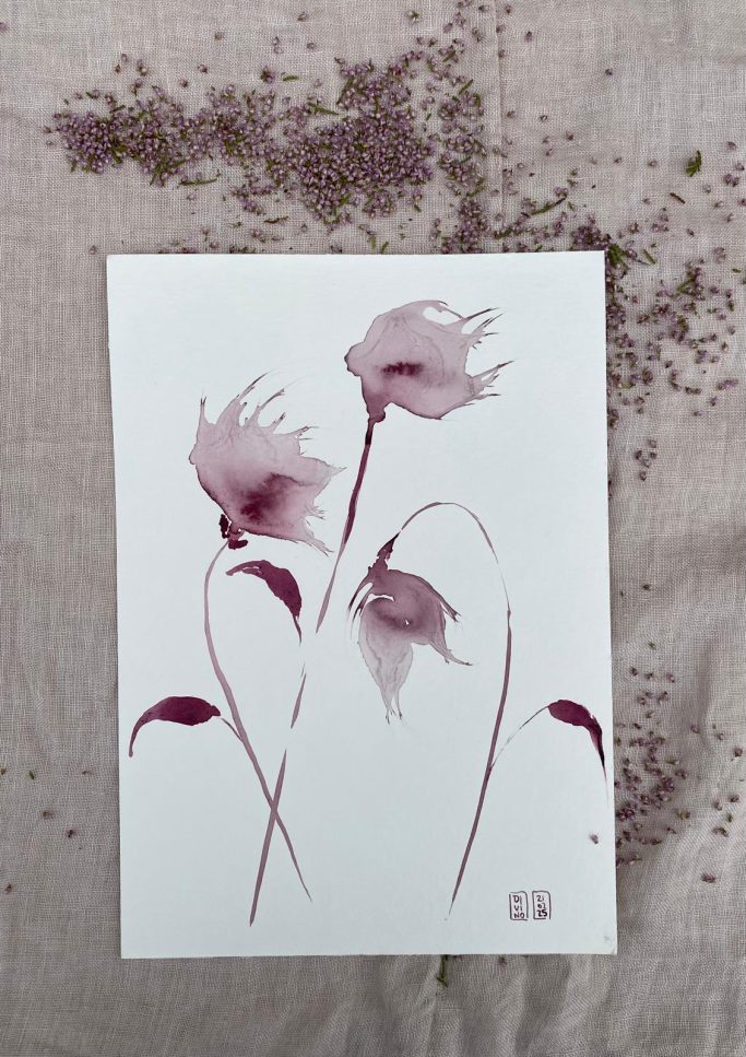 Fleurs aquarelle  au vin rose sur fond clair, avec des touches de couleur sombre.