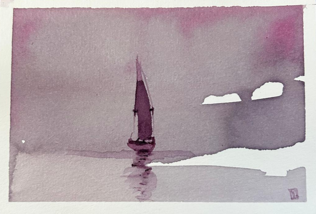 Voilier silhouetté sur un fond mauve et brumeux.
