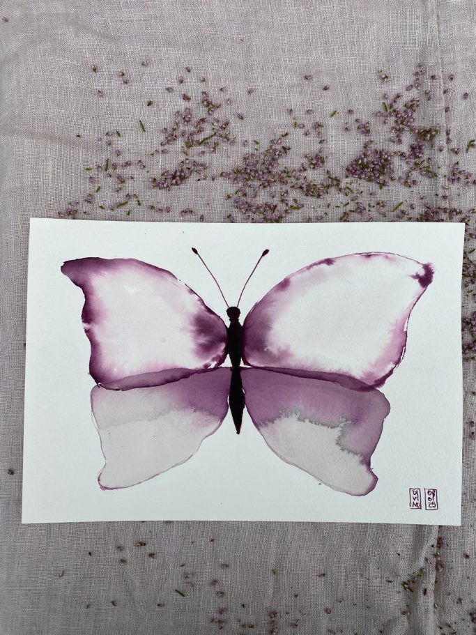 Papillon violet avec reflet sur fond clair, style artistique minimaliste.
