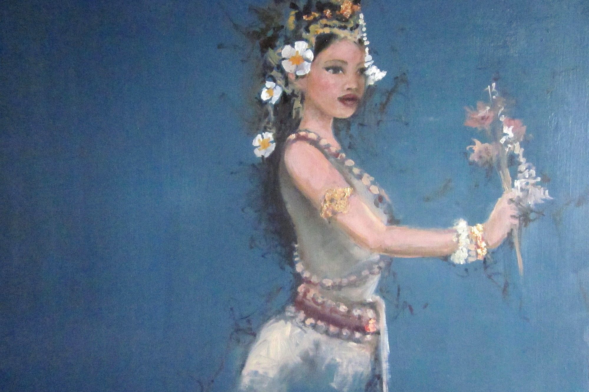 Femme en tenue traditionnelle, tenant des fleurs, sur fond bleu.