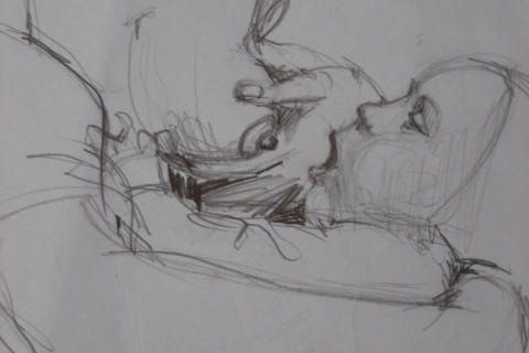 Deux visages se rapprochent, yeux fermés, dans un geste tendre et intime.