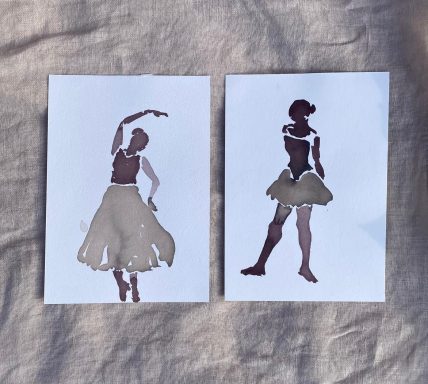Deux silhouettes de danseuses en esquisse, l'une en posture gracieuse, l'autre en mouvement.