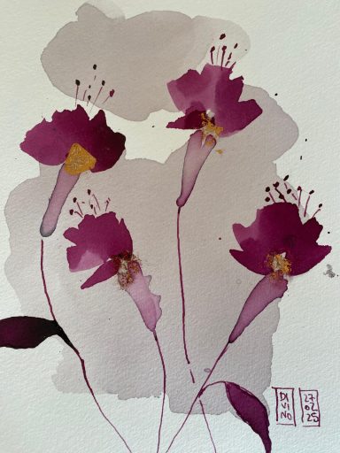 Fleurs violettes délicates avec des touches de jaune sur un fond pastel.
