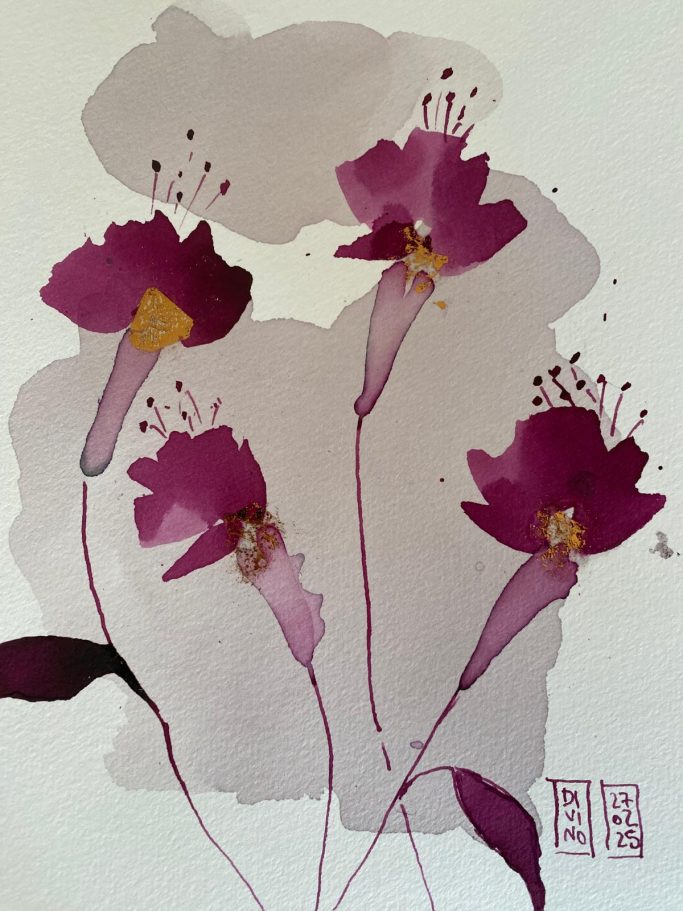 Fleurs violettes délicates avec des touches de jaune sur un fond pastel.
