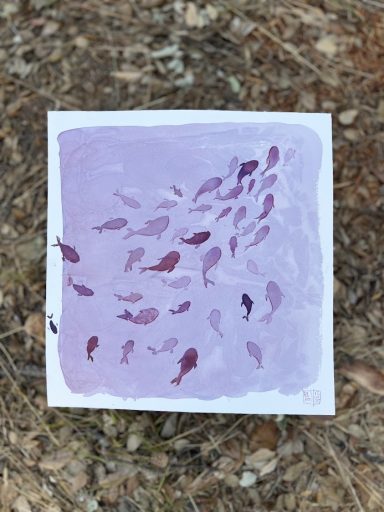 Ensemble de petits poissons colorés sur un fond mauve.