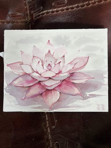Fleur de lotus rose sur un fond léger, avec des nuances douces de violet et de blanc.