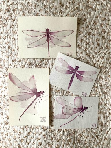 Quatre cartes illustrant des libellules sur un fond clair.