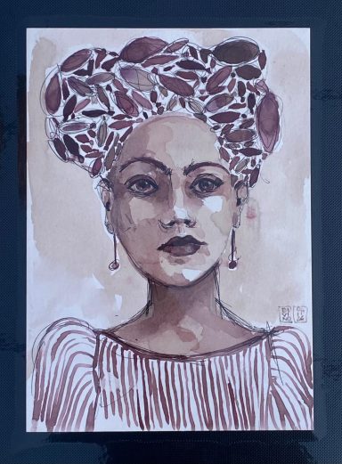Portrait d'une femme avec un chapeau orné de motifs, fond aux teintes brunes.