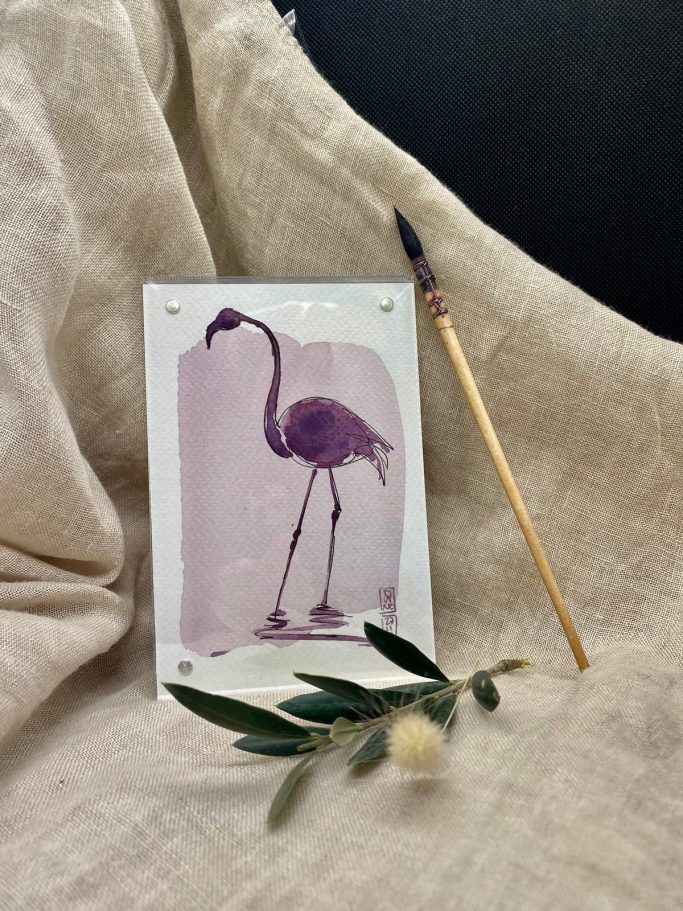 Flamant rose peint sur une toile avec un pinceau et des branches d'olivier.