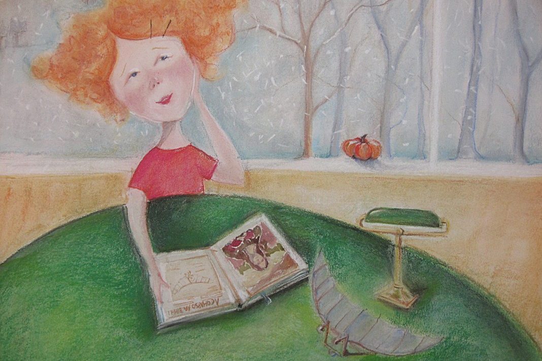 Une fille aux cheveux roux réfléchit en feuilletant un livre sur une table verte.