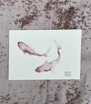 Deux poissons peints en aquarelle sur un fond blanc, avec délicatesse.