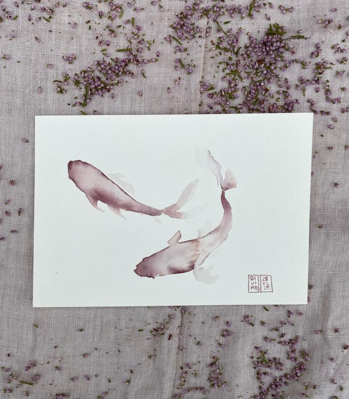Deux poissons peints en aquarelle sur un fond blanc, avec délicatesse.